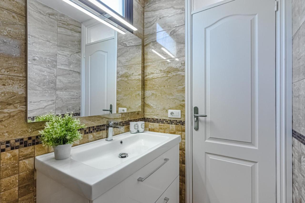 Apartment Apart America - 150 Meters From The Beach, Free Wi-Fi Arona  Ngoại thất bức ảnh